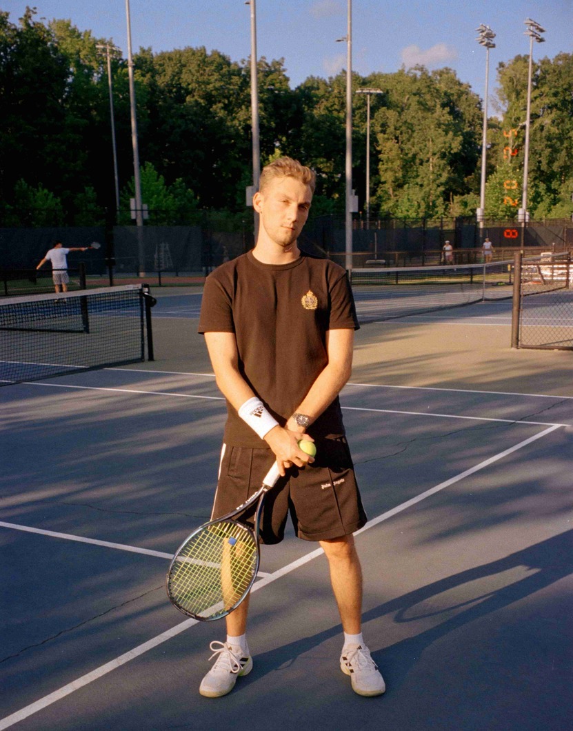 Jugador de tenis en acción sobre cancha outdoor — Wislam